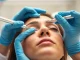 Behandlung mit Botox zur Faltenreduktion auf der Stirn in einer eleganten Praxis.
