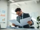 Créez votre societe commerciale avec un entrepreneur travaillant dans un bureau moderne.